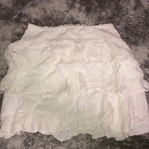 ❤️ - säljer denna söta kjolen, den är väldigt fin till sommaren! den är i bra stick osv. säljer den då att jag delvis tröttnat+ den är lite för kort på mig. hör av er om ni är intresserade!!