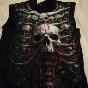 T-shirt utan armar - Skelt tröja från spiral utan armar storlek L väldigt fin knappt använd  250kr frakt ingår i priset 