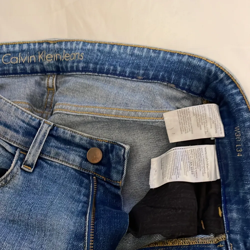 Blåa skinny Calvin Jeans skick 3/10 nypris 1000kr. Jeans & Byxor.