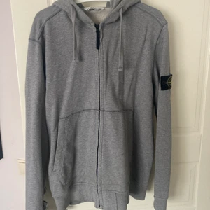 STONE ISLAND HOODIE XL - Äkta Stone island hoodie i fint skick, använd fåtal gånger! Möts upp i Stockholm gärna inner stads området.