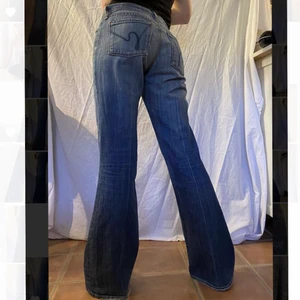Lowwaist bootcut/loose jeans  - Så fina eftertraktade lågmidjade ljusa jeans! Coola fickor och nice modell men säljer då de är lite små för mig tyvärr. Modellen på bilden är ca 173cm lång och de släpar i marken för henne. Midjemåttet är 41cm och innerbenslängden är 84cm. Skriv vid frågor eller intresse!!💕💕