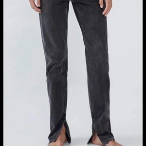 Zara jeans - Säljer mina super populära zara jeans som jag har klippt på botten så dem är ”distressed”. 