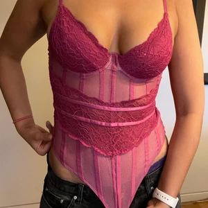 Rosa body korsett - En rosa body korsett med bygel! Använd 1 gång bara! I stl 10, Small/Medium i storlek! Original pris 399