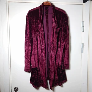 Vinröd kofta  - Vinröd, tunn kofta i krossat sammet med fickor. Ingen storleksmärkning men är som en L, även mysig som oversize🌱