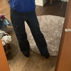Ett par jeans med balla fickor och kontrastsömmar 