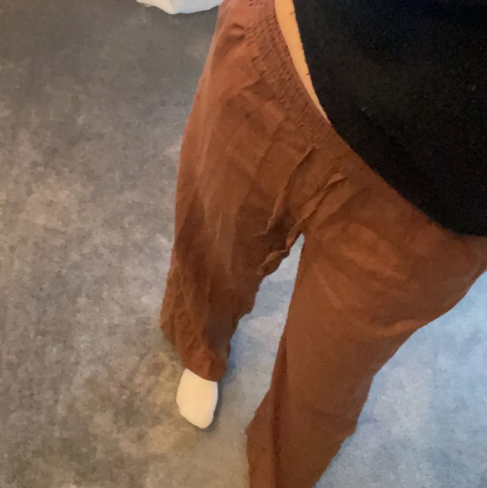 Bruna linne byxor från Gina trico. Köpt i somras och aldrig används pga för små i storleken. Jag är 170 och hade behövt strl 38, annars bra i längd. ☺️. Jeans & Byxor.