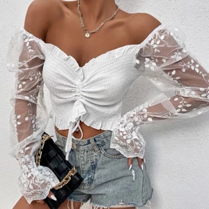 Vit topp - Säljer denna fina somriga tröjan som endast är testad. Den ser ut som på bilden men är inte min stil, för mer info skriv privat🥰