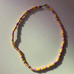 Gul-lila handmade halsband💜💛 storlek efter önskemål. För mer kolla in hannashoops.com