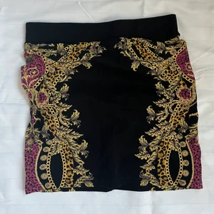 Kjol med detaljer  - Cool kjol med detaljer på sidorna. ❣️