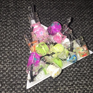 Fruktdrinkar 🍓🍉🍏🍊🥭🍍 - Drinkar det är olika fruktdrinkar jätte fina och söt kontakta mig om ni skulle vilja köpa och 3kr st ✨ har 19 st och man får även en extra med och en godis 🍬 💖😊🌸🌼