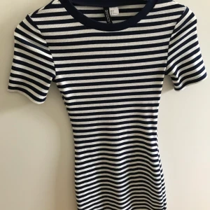 Randig klänning - Blå-vit randig kort klänning från hm. Storlek 32 men den är väldigt stretchig och fungerar även för storlek s/36🤍 Säljer pga av att jag inte har änvändning för den. Använd fåtal gånger🤍