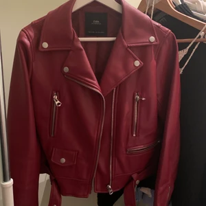Vårjacka - Säljer min super fina lite oversized läderjacka från Zara. Perfekt som vårjacka och med så snygga detaljer.