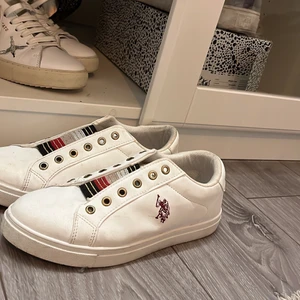 Polo skor stl 40  - Nästan aldrig använda skor på grund av att dom satt för stort. Jätte fina och nästan inget slitage alls. Sitter jätteskönt på eftersom de inte är några snören. Köparen står för frakten 🤍