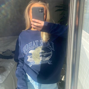 Collegetröja - Mörkblå collegetröja från topshop. Använd fåtal gånger, 150kr+frakt