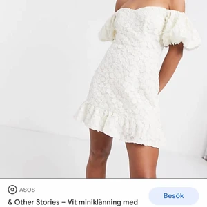 Vit klånning - Säljer min jätte fina student klänning, använd en gång på studentdagen förra året, inga fläckar eller liknande. Nypris 1500kr