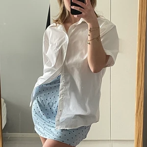 Prickig blå kjol - Gullig prickig blå kjol. Använd en gång!