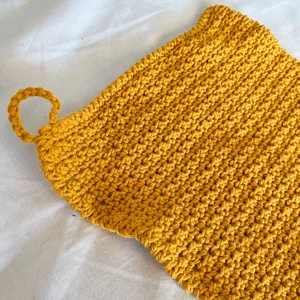 Virkad disktrasa/tvättlapp🧡 - Detta mönstret är så fint!!😍 Kan användas till massor av olika saker, till exempel disktrasa eller tvättlapp🤍 Den är ungefär 20x20cm men kan anpassas efter önskemål🧡 Den är gjord i bomullsgarn och jag har massor av färger att välja mellan! Eftersom de görs efter beställning så tar det ett par dagar innan jag är redo att skicka dem🥰 En kostar 180:-, två kostar 300:-✨ Om du är intresserad eller har frågor så skicka bara ett meddelande!💛