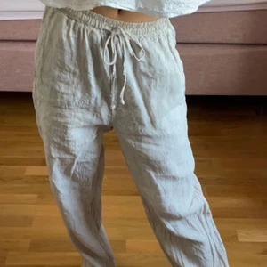 Chelsea Linnebyxor strl XXS - Ett par jätte fina linnebyxor. Aldrig använt eftersom att dem e för långa på mig. Har bara testat dem. Är 1.55 cm lång. Fick hem dem för mindre än en vecka sen så dem är nya. Har tvättat dem 1 gång