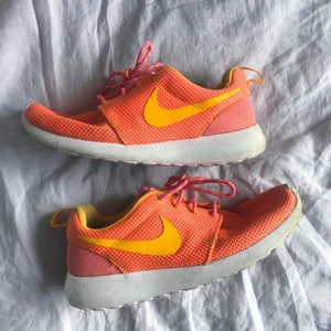 Sneakers från Nike  - Sneakers från Nike 🧡 Storlek: 36. 