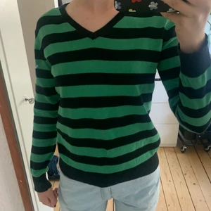 Randig tröja - Den här randiga tröjan med V-ringning säljer jag pga att den inte kommer till användning. Köpt second hand i bra skick storlek 158/164 men passar xs/s också. Köparen står för frakten💚🖤