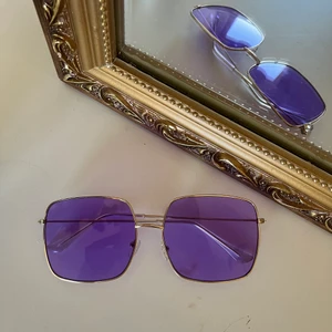 Solglasögon  - Aldrig använda solglasögon. Köptes för 300kr. Frakten räknas ligga på 63kr och då kan det spåras.