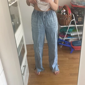 slit jeans - använder bara 1 gång,byxor ha blir klippa eftersom det är långa för mig,nya pris:500kr, min pris 50+frakt ,skriv om du intresserad ,passar även 32-36 (xxs-s) 