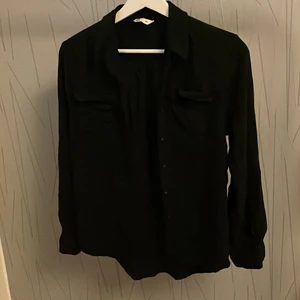 Pösig skjorta - Pösig svart skolkorts från Cubus. Sparsamt använd! 