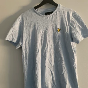 Lyle & Scott t-shirts - T-shirts i tre olika färger ljusblå, vit och svart alla i storlek S