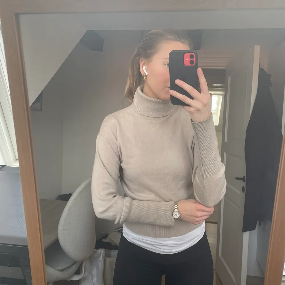 Cashmere tröja från H&M, använd men bra skick förutom en väldigt liten smink fläck vid halsen, syns dock inte när man har den på sig! Färg beige/grå, köpt för ca 1000 säljer för 300. Tröjor & Koftor.