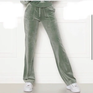 Juicy couture byxor - Säljer dessa superfina juciy couture byxorna i färgen grön! De är välidgt sparsamt använda, ca 4 gånger.❣️Frakt ingår ej❌Skriv vid intresse!