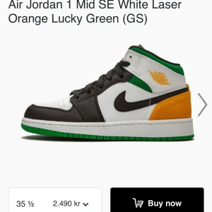 Air jordan 1 mid GS - Ett par skit snygg skor, väldigt bekväma också då sulan inte är nedtryckt! Väldigt sparsamt använda och fortfarande fräscha, man ser att det är lite använda men absolut inget överdrivet. Tvättar de såklart också innan de postas💚 Pris kan diskuteras!