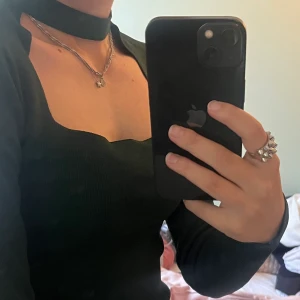 Zara topp - Säljer min gröna zara topp med choker då den aldrig kommer till användning. Bra skick ❤️ 