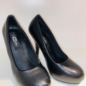 Skor -  de svarta skorna är i storlek 36 och de röda skorna är storlek 37. 30 kr st. Tryck inte köp nu utan skriv privat istället. Köparen betalar frakten.