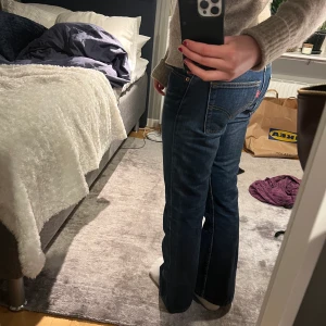 Lågmidjade jeans - Säljer ett par så fina vintage Levi’s jeans i mörk tvätt. De är utsvängda och lågmidjade och sä fina men har tyvärr blivit för små. Hör av dig vid frågor!❤️