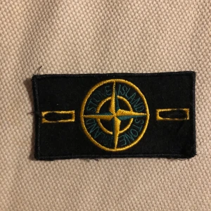 Stone Island patch - Stone Island patch från tröja. Tröjan är förstörd så bara patchen som säljs. 