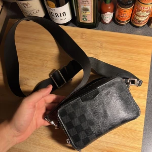 Lv belt bag  - Köptes för 1 år sen i barcelona  Nypris 15 tusen    