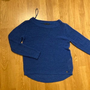 Blå virkad topp - Långärmad blå topp som är typ virkad, vet inte vad de kallas för. Använt en gång bara så i ett bra skick.