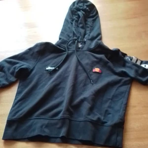 Ellesse hoodie - Detta är en ellesse hoodie som inte riktigt kommer till användning, den är i bra skick och väldigt bekväm att ha på sig.