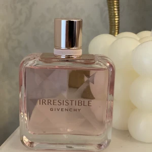 Givenchy perfym  - Irresistible Givenchy EdT 80 ml nästan till full. Bläddrar vidare bilderna för mer information om perfymen. Säljs pågrund att den inte passar mig annars är det en god doft. Perfymen är äkta.  