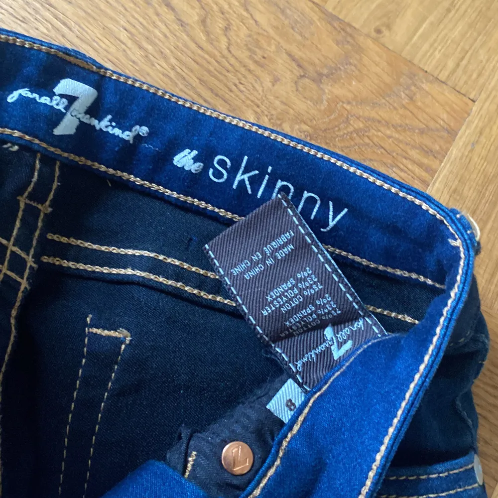 Skinni seven jeans . • Storlek 8 år • Ny skick • Stretch . Jeans & Byxor.