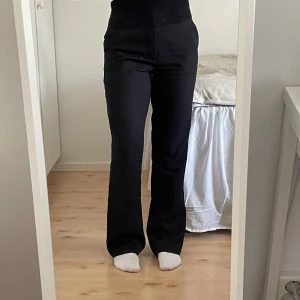 Kostymbyxor bikbok - Populära flare kostymbyxor från bikbok. Jag är 161cm. 