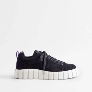 Eytys - Hej! Jag säljer båda min eytys i vit och i svart. De är använda, men fortfarande i bra skick! De vita fick jag i julklapp och de svarta fick jag för ett år sedan. Hör av er för fler bilder eller för fler frågor😃 köp båda för 1000kr eller 600kr st