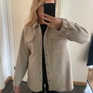 Jacka - Super fin skjortjacka från & Other Stories, använd fåtal gånger. Nyskick. Köpt för 1000 kr. Strl 34/36. Oversized. 🤍☁️