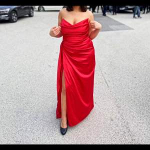 Detta är min balklänning som jag gärna vill få sålt på. Röd långklänning i storlek 42, jag som storlek 40 passade bra i den. Använd endast 1 gång och kemtvättad efter de men inga skador på klänningen. Pris kan diskuteras vid snabb affär. 