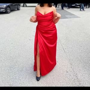 Långklänning - Detta är min balklänning som jag gärna vill få sålt på. Röd långklänning i storlek 42, jag som storlek 40 passade bra i den. Använd endast 1 gång och kemtvättad efter de men inga skador på klänningen. Pris kan diskuteras vid snabb affär. 