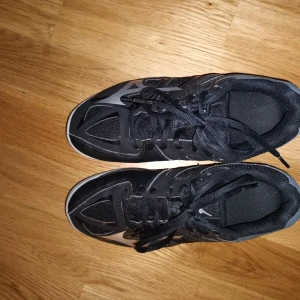 Mizuno blade runner - Inomhussko. . Inga slitningar, repo eller dyl. Helt felfria. Som nya.  Passar både dam/herr/tjej/kille. Nypris 699:-