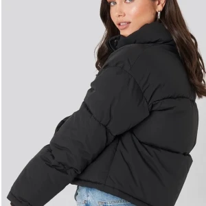 Vinterjacka dam - Jätte fin vinterjacka från NA-KD, knappt använd. Storlek xs💞
