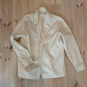 Overshirt - Vit overshirt i jeanstyg. Använd två gånger. Kommer ej ihåg var den är köpt:(