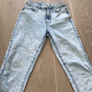 Blå högmidjade mom jeans från Gina tricot i storlek 34. Använd ca 10-15 gånger.