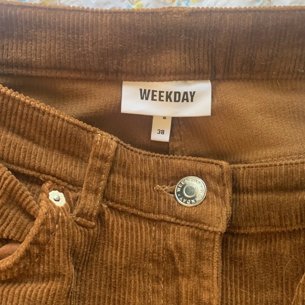 Fri frakt!đ bruna weekday byxor i manchester tyg. nĂ€stan aldrig anvĂ€nda. köpta för runt 500kr. jĂ€tteskönt material! passar mig som Ă€r strl 36.đ. Farkut & Housut.